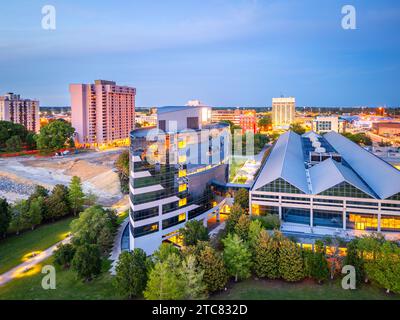 Newport News, Virginie, USA paysage urbain au crépuscule. Banque D'Images