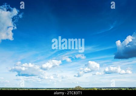 Ciel bleu avec (cumulus) nuages en gros plan Banque D'Images