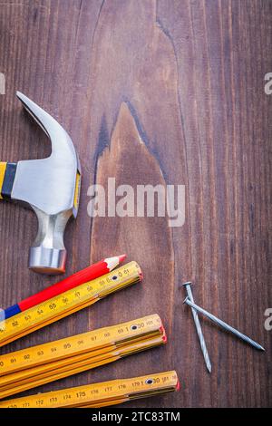 Composition d'outils de construction clou marteau crayon en bois ruler clous sur panneau vintage avec copyspace Banque D'Images