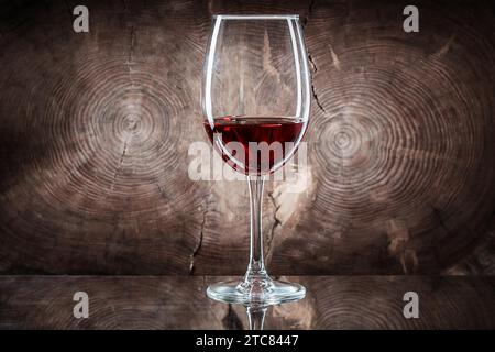 Verre à vin sur fond de double coupe transversale de tronc d'arbre Banque D'Images