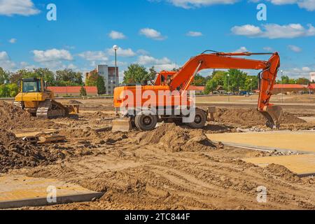 Vue sur le travail de la pelle sur le chantier de construction Banque D'Images