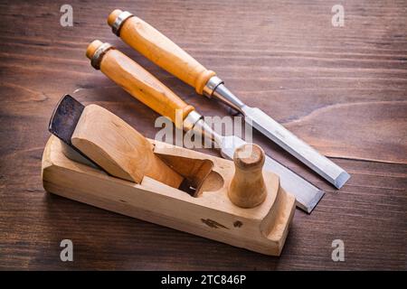 Woodworkers avion et ciseaux sur planche en bois vintage Banque D'Images