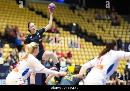 Herning, Danemark. 11 décembre 2023. Kaho Nakayama du Japon lors du match du Championnat du monde féminin de handball de l'IHF entre le Japon et la Serbie dans le groupe de tour principal 3 à Jyske Bank Boxen à Herning, Danemark, le mardi 11 décembre 2023. (Photo : Claus Fisker/Ritzau Scanpix) crédit : Ritzau/Alamy Live News Banque D'Images