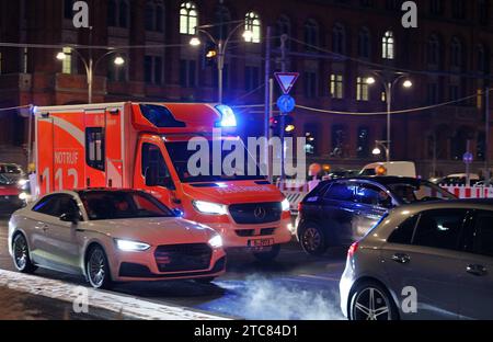 Berlin - Deutschland. Ein Rettungswagen der Feuerwwehr quält sich durch den dichten Berufsverkehr. *** 04 12 2023, Berlin, Allemagne. 04 décembre 2023. Une ambulance des pompiers lutte contre le trafic intense aux heures de pointe crédit : Imago/Alamy Live News Banque D'Images