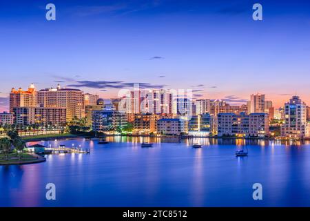 Sarasota, Floride, USA Skyline sur la baie à l'aube. Banque D'Images