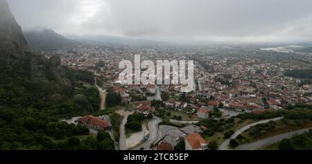 Vue aérienne de la ville de Kalabaka près des célèbres monastères Meteora falaises rocheuses. Grèce monuments, Grèce Europe Banque D'Images