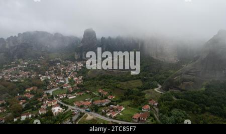 Vue aérienne de la ville de Kalabaka près des célèbres monastères Meteora falaises rocheuses. Grèce monuments, Grèce Europe Banque D'Images