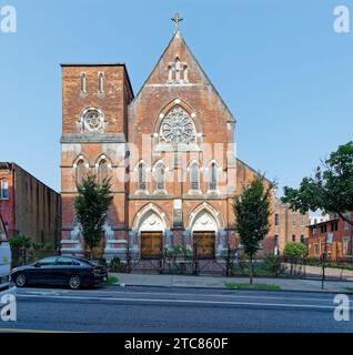 Mary of Nazareth Parish - Sacred Heart Church est une église en brique et pierre à fort Greene, un pâté de maisons au sud du Brooklyn Navy Yard Industrial Park. Banque D'Images