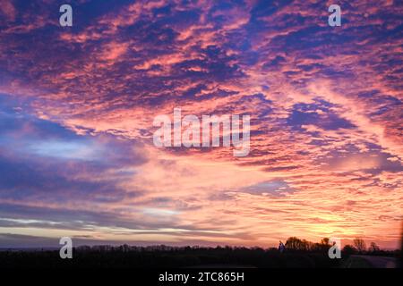 Un horizon spectaculaire, un paysage nuageux, vif, un horizon à l'aube, un horizon au crépuscule Banque D'Images