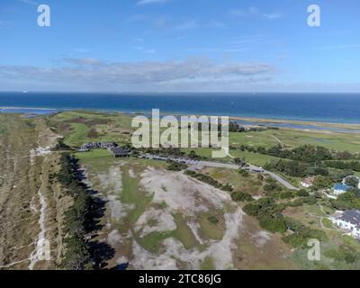 Une vue aérienne d'une plage par une journée ensoleillée, avec un paysage déserte à Varberg, Suède Banque D'Images