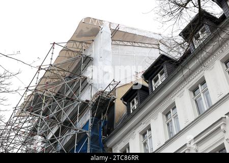 Berlin - Deutschland. Wohnraum effektiver nutzen : Dachgeschosse werden ausgebaut. *** 05 12 2023, Berlin, Allemagne. 05 décembre 2023. Faire une utilisation plus efficace de l'espace de vie Loft conversions crédit : Imago/Alamy Live News Banque D'Images