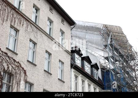 Berlin - Deutschland. Wohnraum effektiver nutzen : Dachgeschosse werden ausgebaut. *** 05 12 2023, Berlin, Allemagne. 05 décembre 2023. Faire une utilisation plus efficace de l'espace de vie Loft conversions crédit : Imago/Alamy Live News Banque D'Images