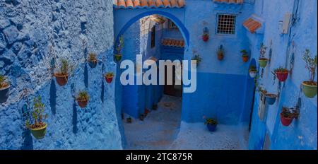 Une photo d'une ruelle bleue à Chefchaouen Banque D'Images