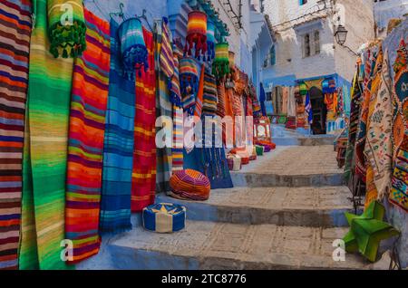 Une photo des marchandises colorées d'une boutique de Chefchaouen Banque D'Images