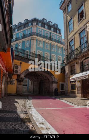 Une photo de la soi-disant, et maintenant populaire, Pink Street, à Lisbonne Banque D'Images