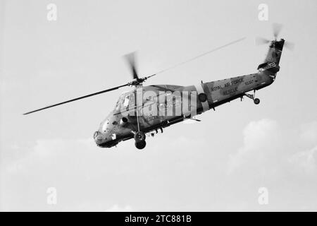 Hélicoptère de sauvetage Westland Wessex HC5C, XS517 Ace of Spades, sur l'escadron No84. Royal Air Force Akrotiri Chypre, Journée portes ouvertes, 1984. noir et blanc, monochrome, diapositive, numérisation, négatif Banque D'Images