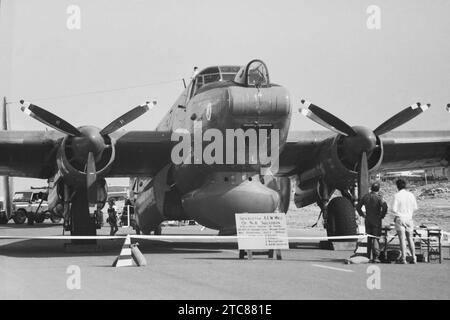 Exposition statique Avro Shackleton AEW Mk2 à la Royal Air Force Akrotiri Cyprus, Journée portes ouvertes, 1984. noir et blanc, monochrome, diapositive, numérisation, négatif Banque D'Images