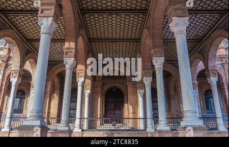 Une photo d'une galerie avec des colonnes dans la Plaza de Espana, Séville Banque D'Images