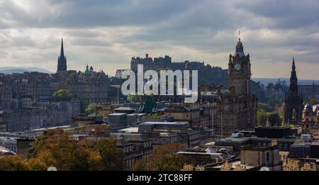 Une photo de nombreux monuments d'Édimbourg vus depuis la colline de Calton Banque D'Images