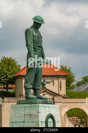 Une photo de la statue de notre tombé à côté du monument de Kastellet Banque D'Images