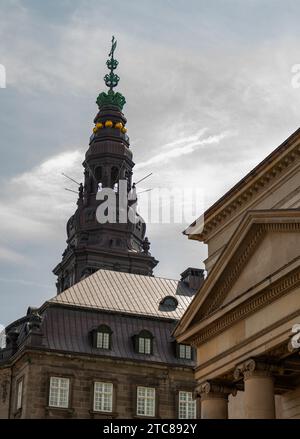 Une photo de la tour du palais de Christiansborg vue d'en bas Banque D'Images