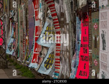 Une photo d'un mur recouvert d'affiches publicitaires anciennes Banque D'Images