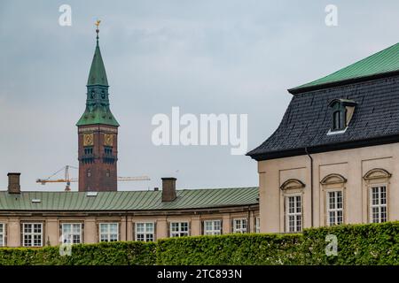 Une photo de la tour de l'hôtel de ville vue du palais de Christiansborg Banque D'Images