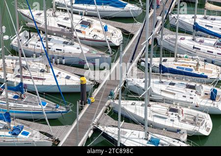 Une photo de nombreux bateaux amarrés à la Marina de Belem (Lisbonne) Banque D'Images