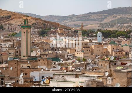 Une photo des toits et du paysage urbain de l'ancienne médina de Fès, c'est-à-dire Fès el Bali Banque D'Images