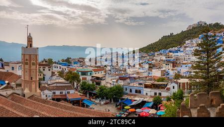 Une photo des toits de Chefchaouen vus du complexe Kasbah Banque D'Images