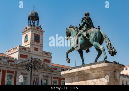 Une photo de la statue équestre de Charles III et du bâtiment Real Casa de Correos Banque D'Images