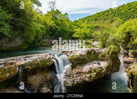 Une photo de petites cascades dans le canyon Martvili Banque D'Images