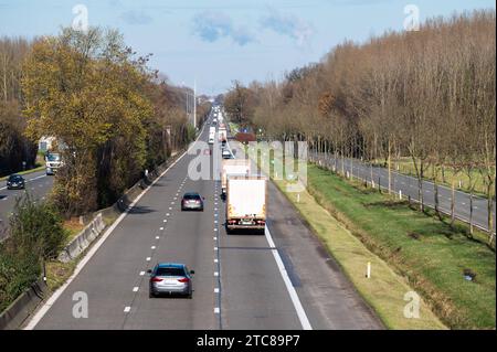 Meise, région flamande du Brabant, Belgique, 28 novembre 2023 - circulation sur l'autoroute A12 en ligne droite crédit : Imago/Alamy Live News Banque D'Images