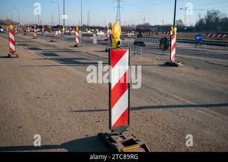 travaux en cours sur les chaussées, panneaux de haute visibilité indiquant le début des travaux. route modifiée pour le démarrage du chantier. Turin, Italie, 09 décembre Banque D'Images