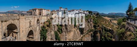 Une photo panoramique de la ville de Ronda, du Nouveau pont et du canyon El Tajo Banque D'Images