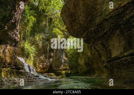 Une photo du canyon Martvili, près de Kutaisi Banque D'Images