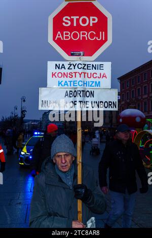 Portrait d'un activiste pro-vie lors d'une procession d'église pour la vie. Participant à la procession pro-vie organisée par des cercles extrêmement homophoniques et nationalistes. Dans ce cas, pro-vie signifie non seulement une interdiction complète de l'avortement, mais aussi une interdiction de la fécondation in vitro. La procession a rassemblé environ 100 personnes dans la vieille ville de Varsovie, dont certaines portaient des reliques. Varsovie Pologne Copyright : xMikolajxJaneczekx crédit : Imago/Alamy Live News Banque D'Images