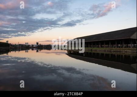 Vilvoorde, région flamande du Brabant, Belgique, 28 novembre 2023 - reflet des usines et entrepôts industriels abandonnés et actifs dans le canal Credit : Imago/Alamy Live News Banque D'Images
