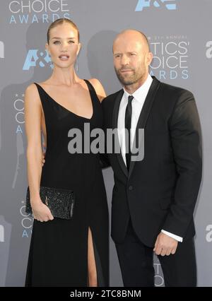 Rosie Huntington-Whiteley et Jason Statham lors de la 21e cérémonie annuelle des Critics' Choice Awards qui s'est tenue au Barker Hangar à Santa Monica, États-Unis, le 17 janvier Banque D'Images