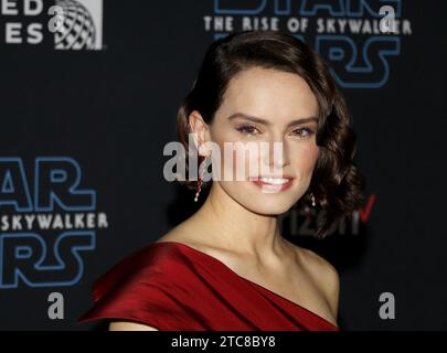 Daisy Ridley lors de la première mondiale de Star Wars : The Rise of Skywalker de Disney qui s'est tenue au Dolby Theatre à Hollywood, aux États-Unis, le 16 décembre 2019 Banque D'Images