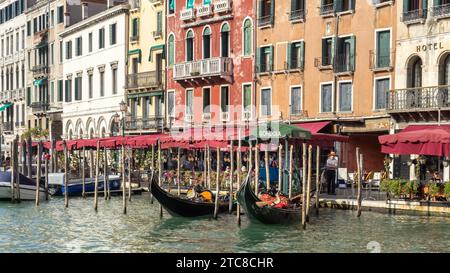 VENISE, ITALIE, OCTOBRE 12 : Gondoles amarré à Venise le 12 octobre 2014. Personnes non identifiées Banque D'Images