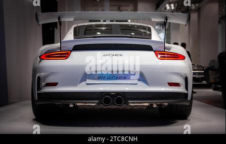 Une photo de la vue arrière de la Porsche 911 GT3 RS, capturée dans un atelier automobile à Berlin Banque D'Images