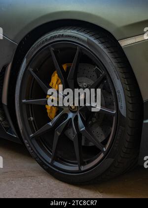 Une photo en gros plan d'un pneu et d'une roue sport utilisés par une Lamborghini Banque D'Images