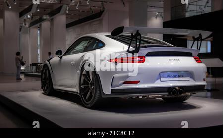 Une photo de la vue arrière de la Porsche 911 GT3 RS, capturée dans un atelier automobile à Berlin Banque D'Images