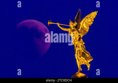 DEU Saxe Dresde Lune de sang avec la Fama la Lune de sang dans le ciel : la plus longue éclipse lunaire totale du 21e siècle était visible au-dessus de l'Allemagne Banque D'Images