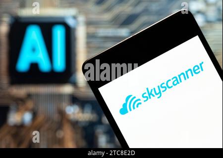 Chine. 03 novembre 2023. Dans cette illustration photo, le logo Skyscanner vu affiché sur un smartphone avec une puce d'intelligence artificielle (IA) et un symbole en arrière-plan. (Photo de Budrul Chukrut/SOPA Images/Sipa USA) *** strictement à des fins éditoriales *** crédit : SIPA USA/Alamy Live News Banque D'Images