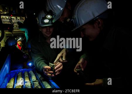 Les élèves de la mine Reiche Zeche vérifient les carottes de forage dans la mine d'enseignement et de recherche Banque D'Images