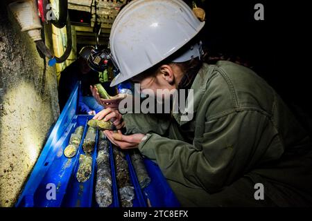 Les élèves de la mine Reiche Zeche vérifient les carottes de forage dans la mine d'enseignement et de recherche Banque D'Images