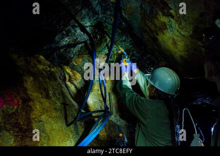 Les étudiants de la mine Reiche Zeche testent de nouvelles méthodes d’extraction du minerai, par injection dans la montagne Banque D'Images