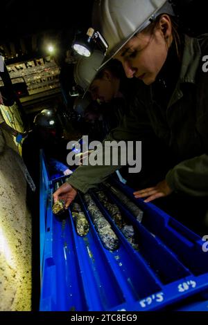 Les élèves de la mine Reiche Zeche vérifient les carottes de forage dans la mine d'enseignement et de recherche Banque D'Images